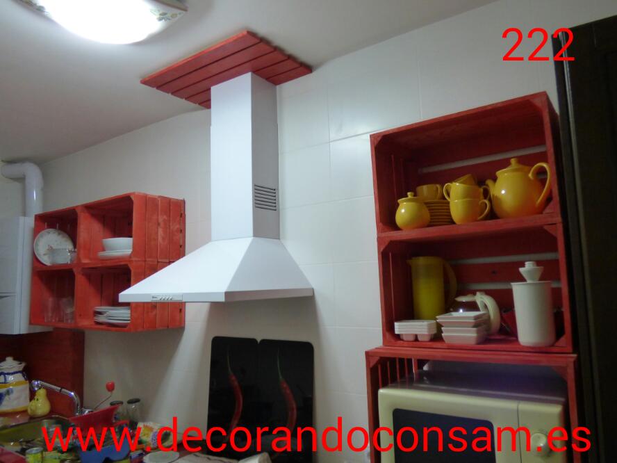 Cocina con estanterías con cajas de madera