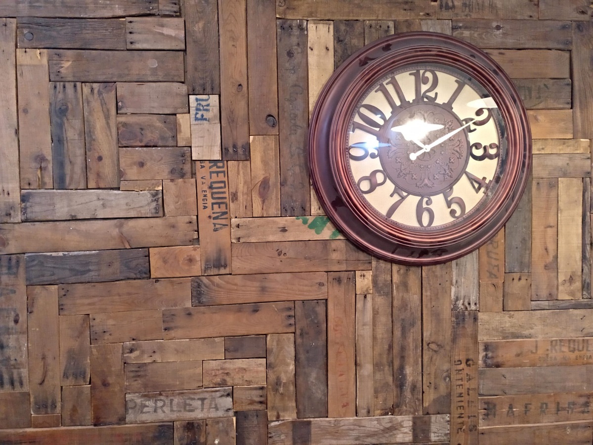 Decoraciõn de comercios con madera